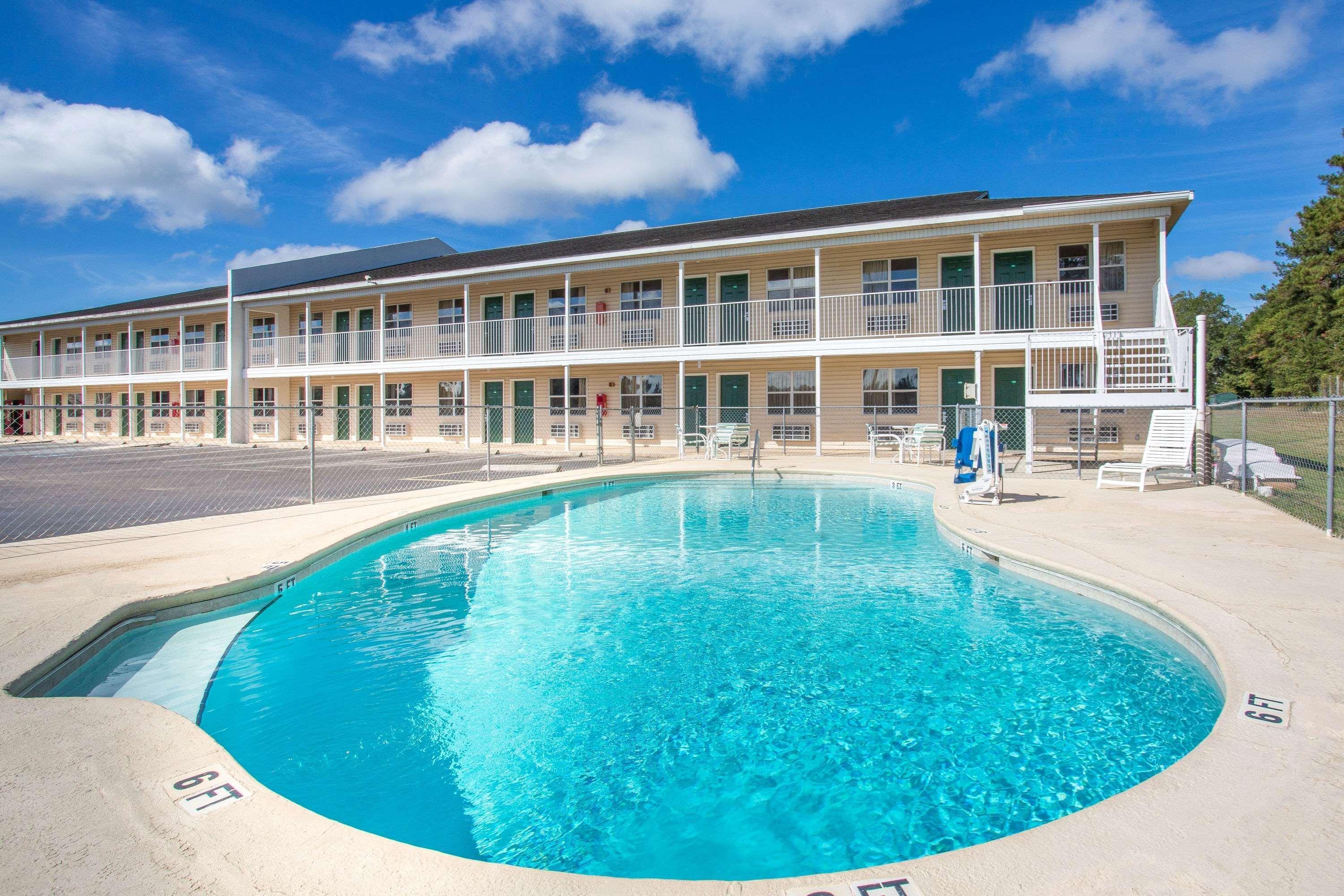 Super 8 By Wyndham Monticello Exterior foto